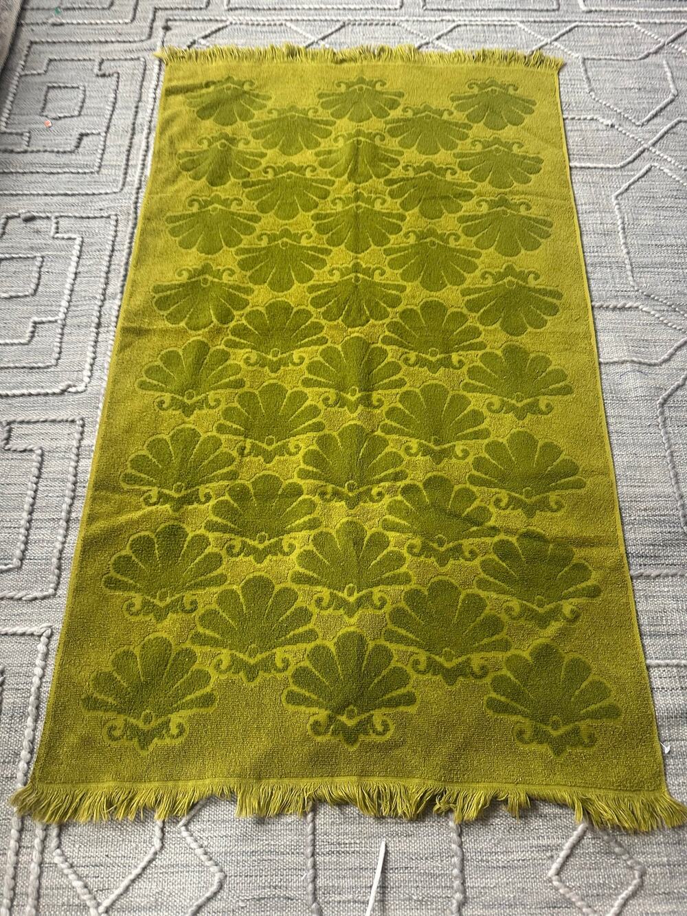 Vintage Fieldcrest BATH TOWEL avocado green seashell motif two tone fringe 60s